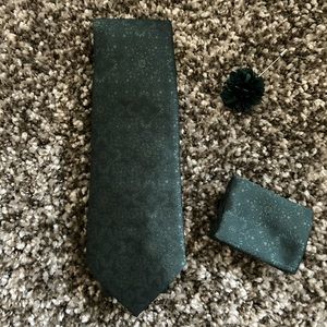 New Dark Green Paisley Mens 4 Piece Set: Tie, Pocket Square, Clip & Cufflinks